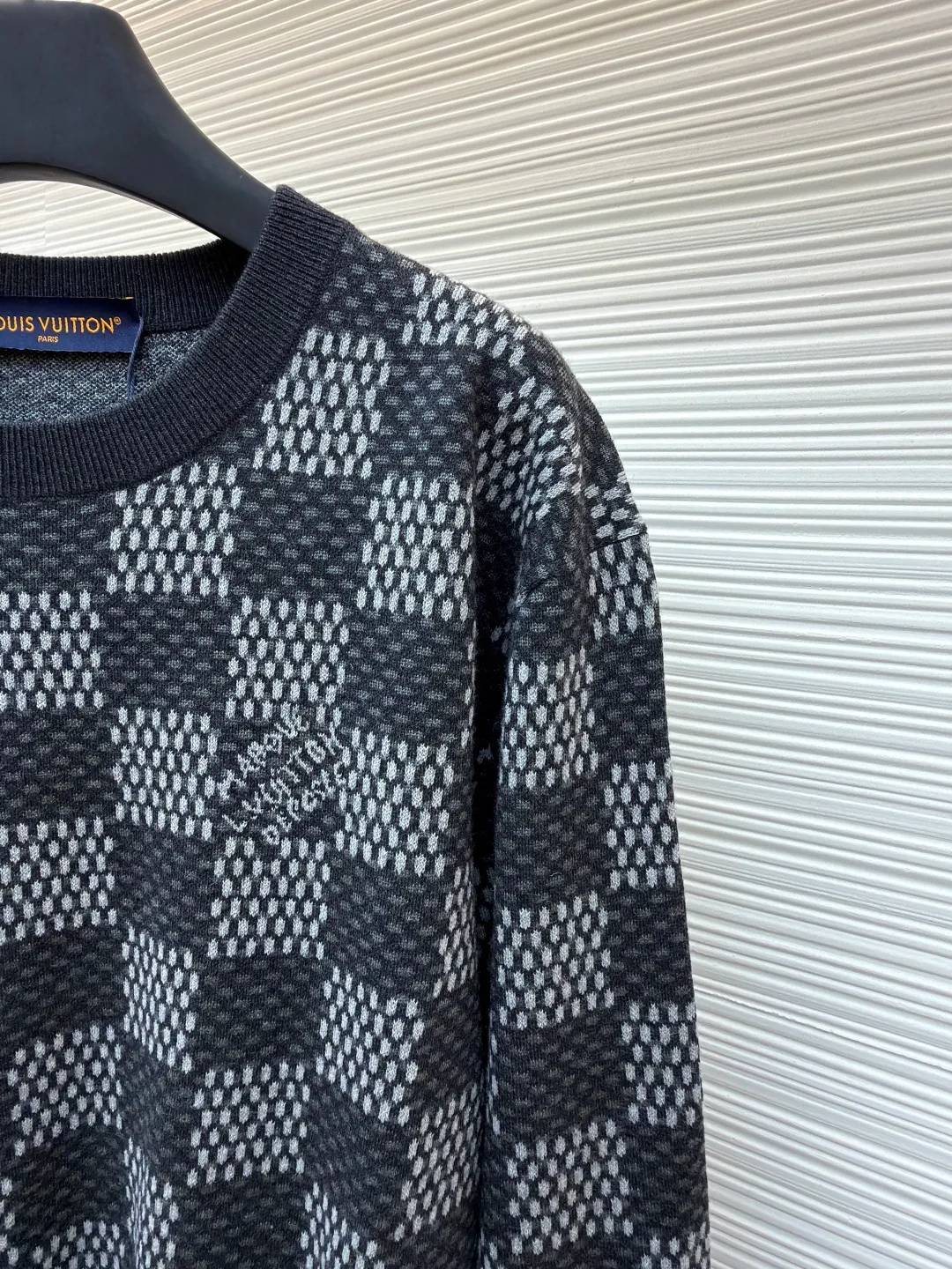 LOUIS VUITTON round neck checkerboard jacquard wool blended sweater ●Authentic product: Purchased and developed for 10800 ●Item number: 1681003-B25 ●Fabric: wool fabric ●Technology: Knitting ●Version: Fitted version ●Weight: about 585 grams ●Size: XS-S-M-L ●Description: 30 wool, 70% acrylic color, fixed dyeing yarn. This style uses [7-needle Juxin machine] to weave the piece. [9 yarn feeders] are required for the front logo hanging area. The whole piece is [moving the needle and twisting the rope]. The intersection of the twisting rope is prone to holes. The color adjustment part of the whole piece [the yarn is wool], and the machine adjustment time is long. The needles added at the bottom of the sleeve clip are all edged, which increases the loom time and sewing time. Because the logo is hung with wool, the brown thread is clamped on the edge and needs to be drawn out. Moreover, due to the characteristics of wool, lint will appear when drawing out the thread. It is necessary to manually remove the stray hair bit by bit, which is very time-consuming. The overall wiring is straight and delicate, the fabric is comfortable and soft, and the color is consistent without color difference. It can be matched with the same style to create a fashionable look and control various occasions. Customized accessories, complete with three standards, same style for men and women!